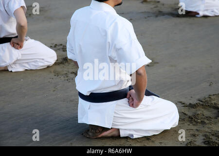 Arts martiaux, karaté japonais assis à la plage spirituelle Banque D'Images