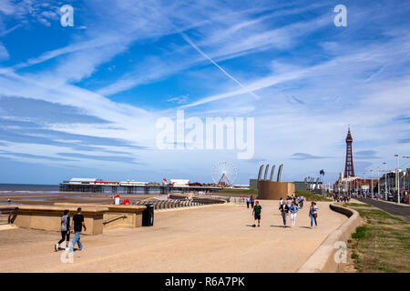 Plage, promenade, central pier avec la grande roue et la tour de Blackpool Lancashire UK Banque D'Images