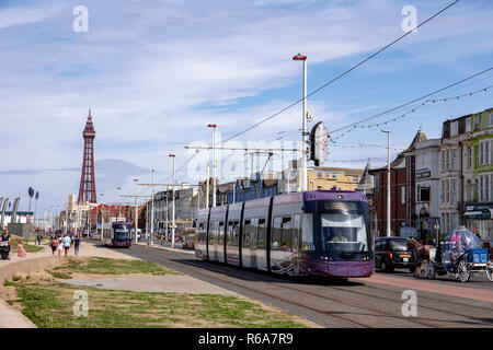 Les tramways BOMBARDIER FLEXITY 2 sur la promenade de Blackpool Lancashire UK Banque D'Images