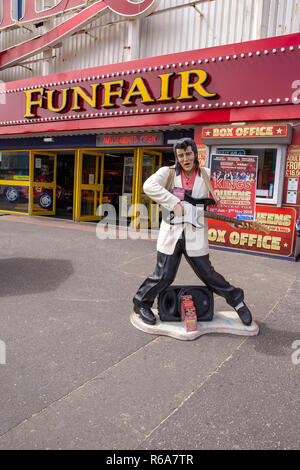 Elvis jouer en face de la fête sur la promenade de Blackpool Lancashire UK Banque D'Images
