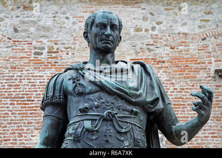 Statue de la ville fondateur Jules César devant le conseil de ville de Cividale Del Friuli Banque D'Images