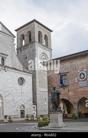 Statue de la ville fondateur Jules César devant le conseil de ville de Cividale Del Friuli Banque D'Images