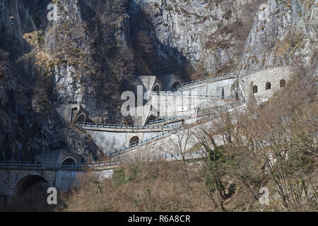 San Boldo Pass est un petit col de montagne dans la région Veneto Banque D'Images