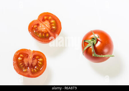 Les tomates contre fond blanc Banque D'Images