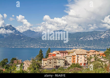 Groupe Maison à San Zeno di Montagna, une populaire station de santé situé à 500 mètres au-dessus du lac de Garde Banque D'Images