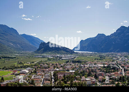 Vue depuis la colline du Château de la petite ville d'Arco et Le Lac de Garde Banque D'Images