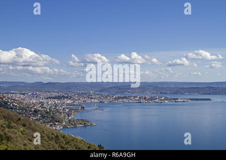 Vue depuis le Monte Grisa, fréquemment visité Viewpoint haut au-dessus de Trieste Banque D'Images