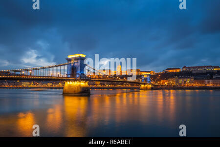 Budapest, Hongrie - Beau Pont des chaînes Széchenyi en couleur bleue unique château de Buda avec le Palais Royal à l'arrière-plan au crépuscule Banque D'Images