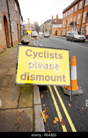 BUry St Edmunds, Royaume-Uni - 22 novembre 2018 : un panneau jaune à certains travaux qui demandent aux cyclistes de démonter Banque D'Images