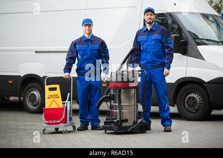 Portrait de deux hommes heureux Concierges Banque D'Images