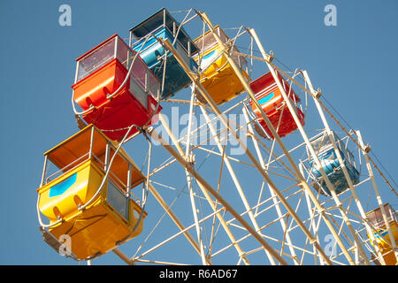 Grande roue chaude journée ensoleillée. Le parc d'attractions. Concept loisirs familiaux Banque D'Images