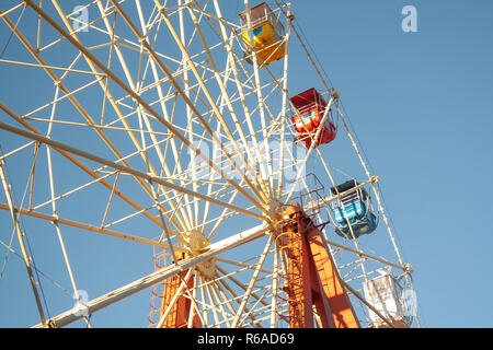 Grande roue chaude journée ensoleillée. Le parc d'attractions. Concept loisirs familiaux Banque D'Images