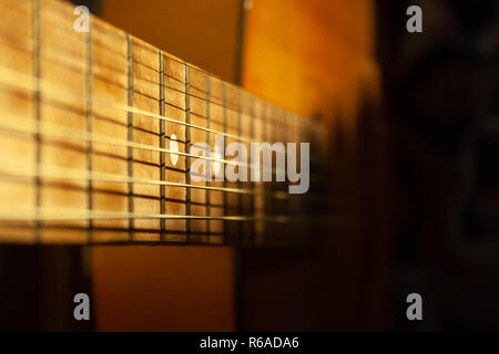 Détail d'une guitare de près. Guitare ensoleillée Banque D'Images