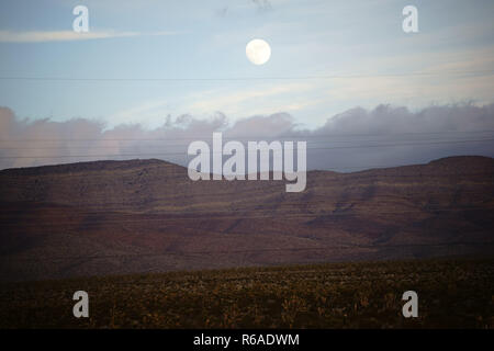 Pleine lune sur les montagnes Banque D'Images