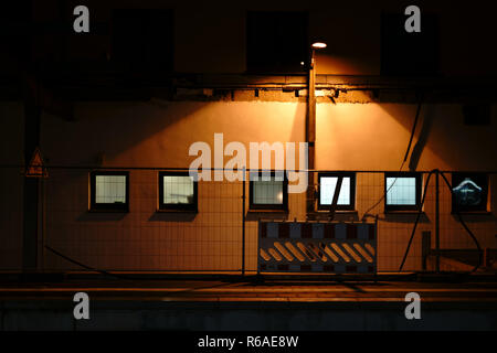 Site de construction à la plate-forme dans la nuit Banque D'Images