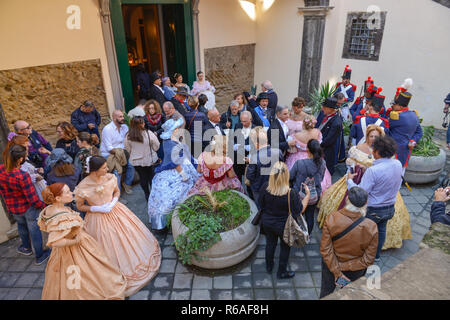 Costume national groupe, Piazza San Gaetano, Via dei Tribunali, Naples, Italie, Trachtengruppe, Napoli, Italie Banque D'Images