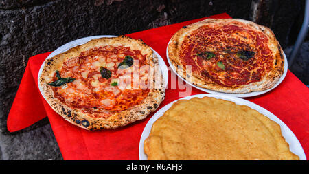 Street restaurant pizzeria, Via dei Tribunali, Naples, Italie, Strassenrestaurant, Pizzeria Napoli, Italie Banque D'Images