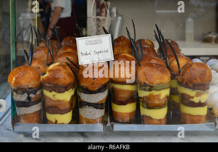 Baba, Pasticceria, Via dei Tribunali, Naples, Italie, Napoli, Italie Banque D'Images