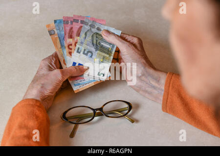 Photo symbolique, retraite, senior, mains, argent, Symbolfoto, rente, Seniorin, Haende, GELD Banque D'Images