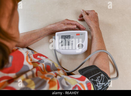 Lecture de la pression artérielle, senior, Blutdruckmessung, Seniorin Banque D'Images