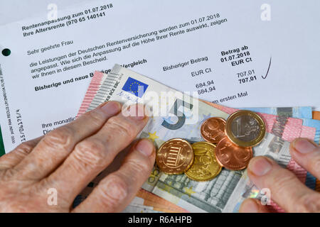 Photo symbolique, retraite, senior, mains, argent, réponse, Symbolfoto pension, rente, Seniorin, Haende, Geld, Rentenbescheid Banque D'Images