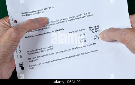 Photo symbolique, retraite, senior, mains, réponse, Symbolfoto, pension, rente, Haende Seniorin, Rentenbescheid Banque D'Images