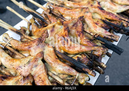 De style Thaï cuit poulet grillé avec bâton de bambou brûlé Banque D'Images