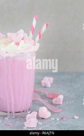 Milkshake rose avec des guimauves Banque D'Images