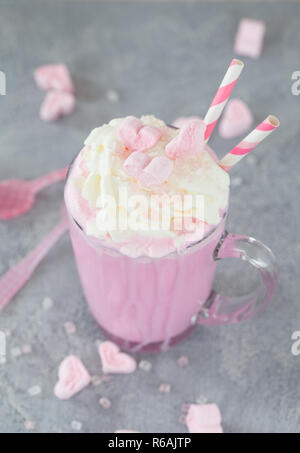 Milkshake rose avec des guimauves Banque D'Images