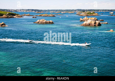 Avis de bateaux près de la côte de l'Ile-de-Bréhat island Banque D'Images