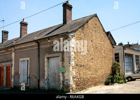 Ancien garage à la périphérie de la ville Banque D'Images