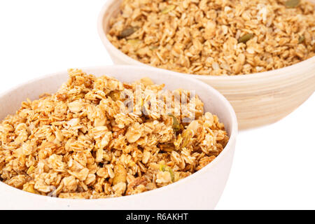 Bols en bambou Muesli sur fond blanc. Banque D'Images