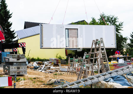 Construction d'une maison préfabriquée avec un mur suspendu à une grue Banque D'Images