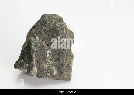 La biotite est un minéral phyllosilicate commune au sein du groupe, de mica le volcan Vésuve, isolé sur un fond blanc, Naples, Italie Banque D'Images