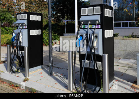 Voiture électrique point de recharge, Central Milton Keynes, Buckinghamshire, Angleterre, Royaume-Uni Banque D'Images
