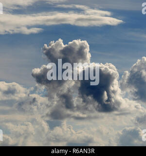 Les nuages qui ressemblent à des animaux, comme un petit éléphant, Main Droite Banque D'Images