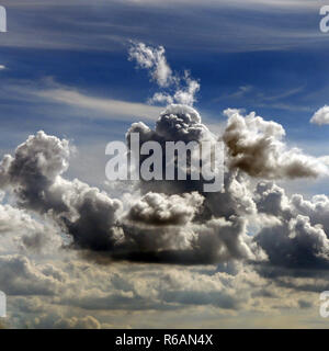 Les nuages qui ressemblent à des animaux Banque D'Images