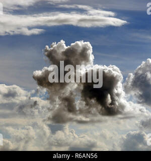 Les nuages qui ressemblent à des animaux, comme un petit éléphant, Main Droite Banque D'Images