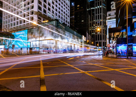 Central, Hong Kong - 30 novembre 2018 : Hong Kong Central Business District de nuit avec piste de lumière Banque D'Images