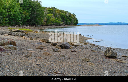 Une des pierres et rochers sur la rive de l'île de Sears à Bar Harbor, Maine le couvert d'une journée d'été. Banque D'Images