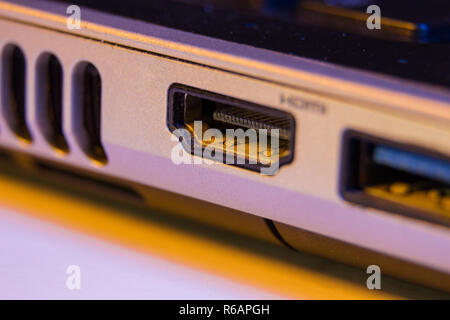 Gros plan du câble HDMI port dans un ordinateur portable. Banque D'Images
