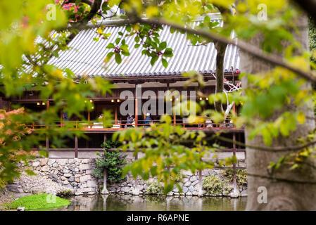 Vue de la maison de thé dans le jardin japonais du château de Kokura, Kyushu, Japon Banque D'Images