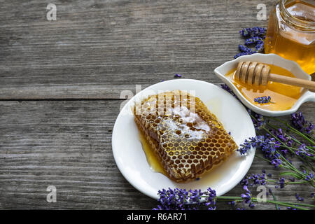 Le miel de Lavande fleurs et d'abeilles sur table en bois rustique. alimentation saine. close up with copy space Banque D'Images