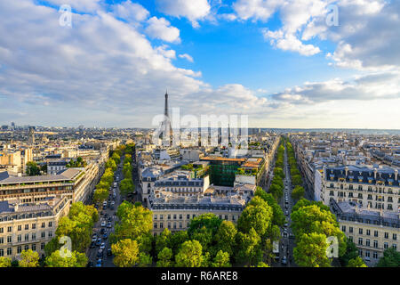 Belle vue sur Paris depuis le toit de l'Arc de Triomphe. Champs Elysées et la Tour Eiffel au coucher du soleil Banque D'Images