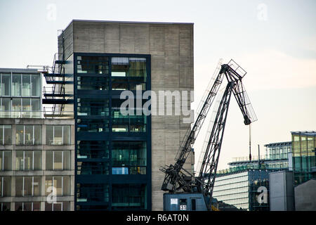 Blick auf einen Lastenkran im Hintergrund ein et administratifs Bürogebäude im Medienhafen de Düsseldorf, Deutschland 2015. Vue d'une grue de chargement à l'arrière-plan d'un immeuble de bureaux dans le Media harbour Dusseldorf, Allemagne 2015. Banque D'Images