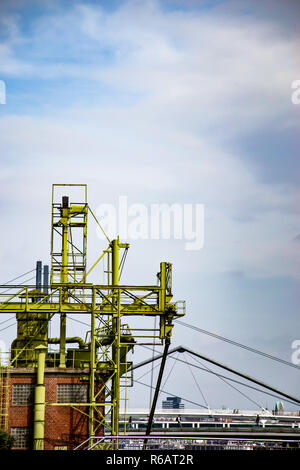 Blick auf ein Industriegebäude im Medienhafen de Düsseldorf, Deutschland 2016. Vue d'un bâtiment industriel à Dusseldorf, Allemagne port médian de 2016. Banque D'Images