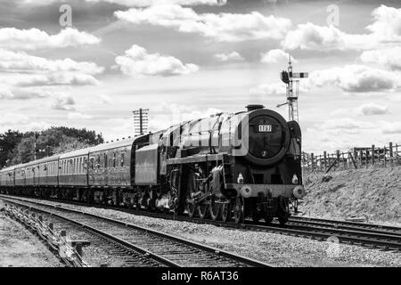 70013 Oliver Cromwell en recréant la Guinée 15 lors d'un événement spécial pour marquer 50 années écoulées depuis la fin de la vapeur sur les chemins de fer britanniques Banque D'Images