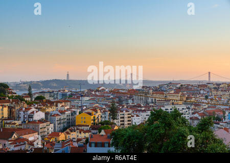 Lisbonne, Portugal vieille ville skyline avec vue sur le Tage et le pont sur le coucher du soleil. travel concept Banque D'Images