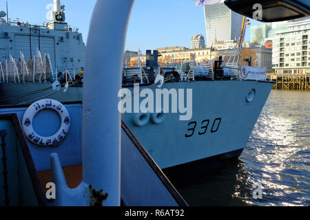 Le NCSM Halifax vu de HMS Belfast - Londres UK Banque D'Images