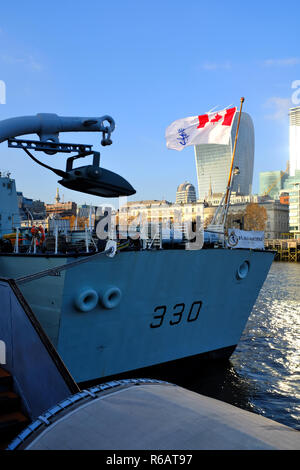 Le NCSM Halifax vu de HMS Belfast - Londres UK Banque D'Images